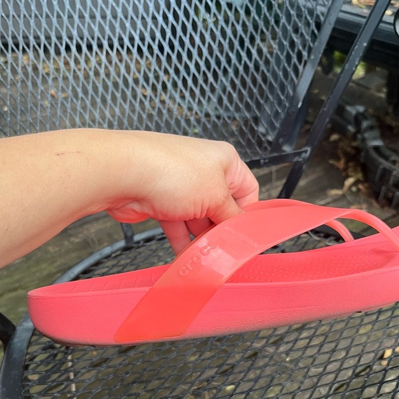 CROCS Vibrant Coral Flip Flops Size 9 - Picture 5 of 5